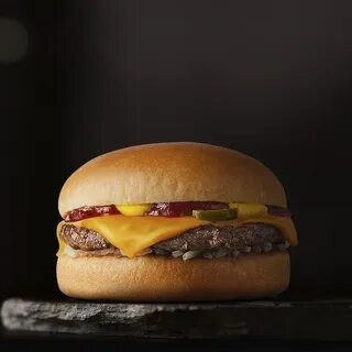 Burguer artesanal 130g, queijo, pão tostado, molho da casa.