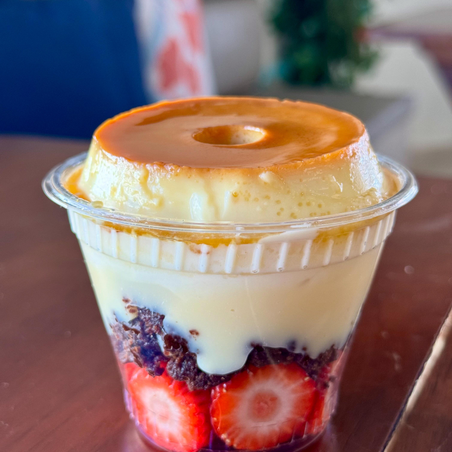 morango, brownie, brigadeiro branco, mousse de chocolate branco e um delicioso pudim por cima