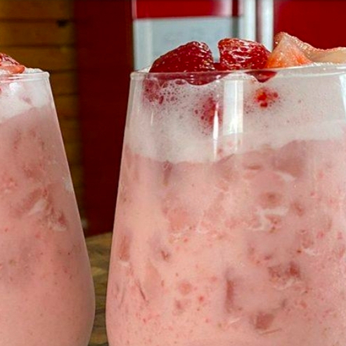 Aguas frescas (Jamaica y Horchata de Fresa con Trocitos)