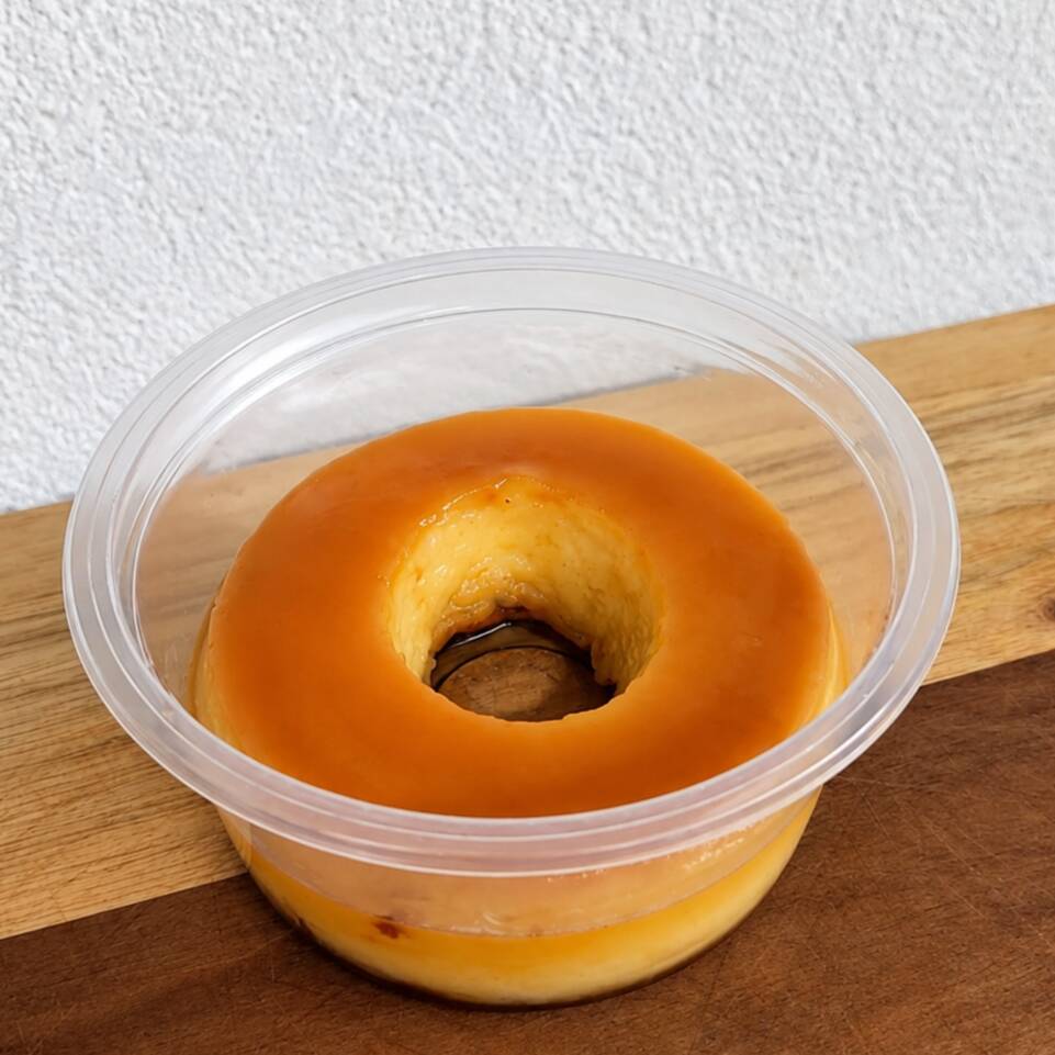 Delicie-se com o nosso irresistível pudim de leite condensado! Feito com ingredientes selecionados, ele tem uma textura extremamente cremosa, sabor marcante e uma calda de caramelo dourada no ponto perfeito. Cada colherada derrete na boca, trazendo aquele gostinho caseiro que conquista desde a primeira prova. Uma sobremesa clássica, preparada com muito carinho para adoçar o seu dia. Experimente e apaixone-se!