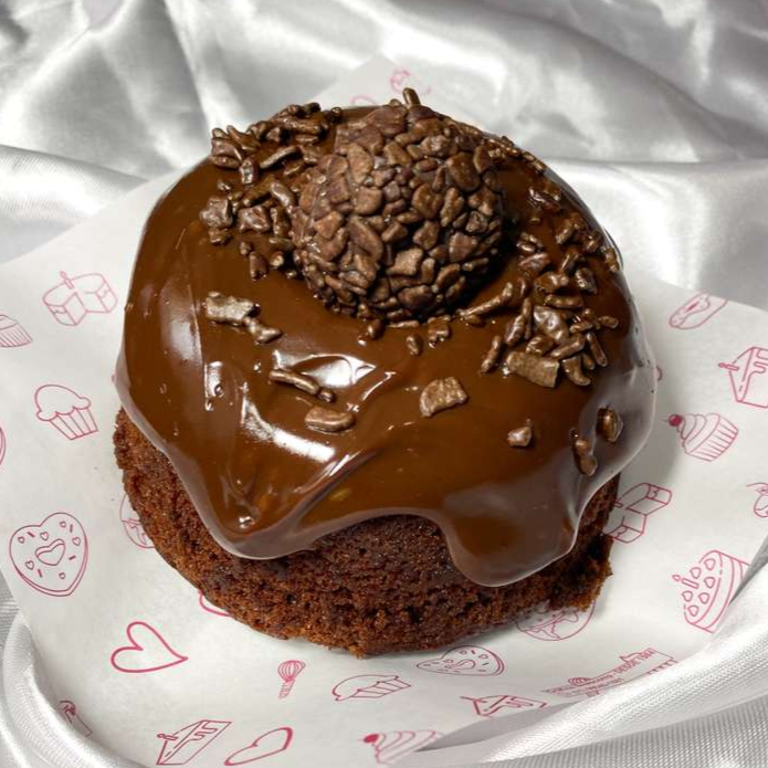 Massa de chocolate, recheado com brigadeiro cremoso de chocolate, finalizado com granulado e brigadeiro.