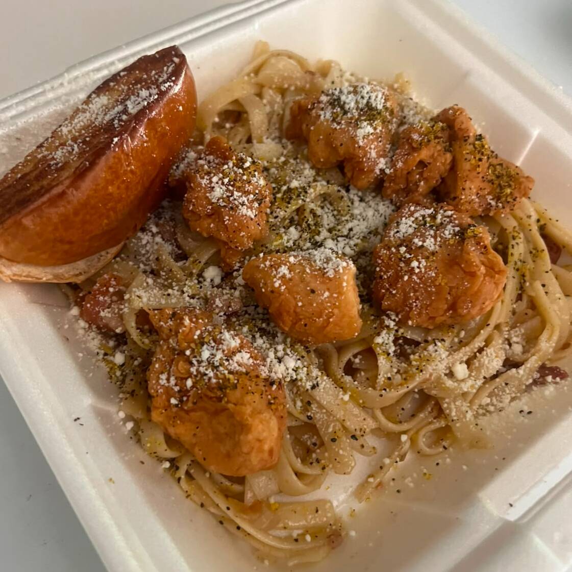 Pasta al Burro con Tocino y Boneless