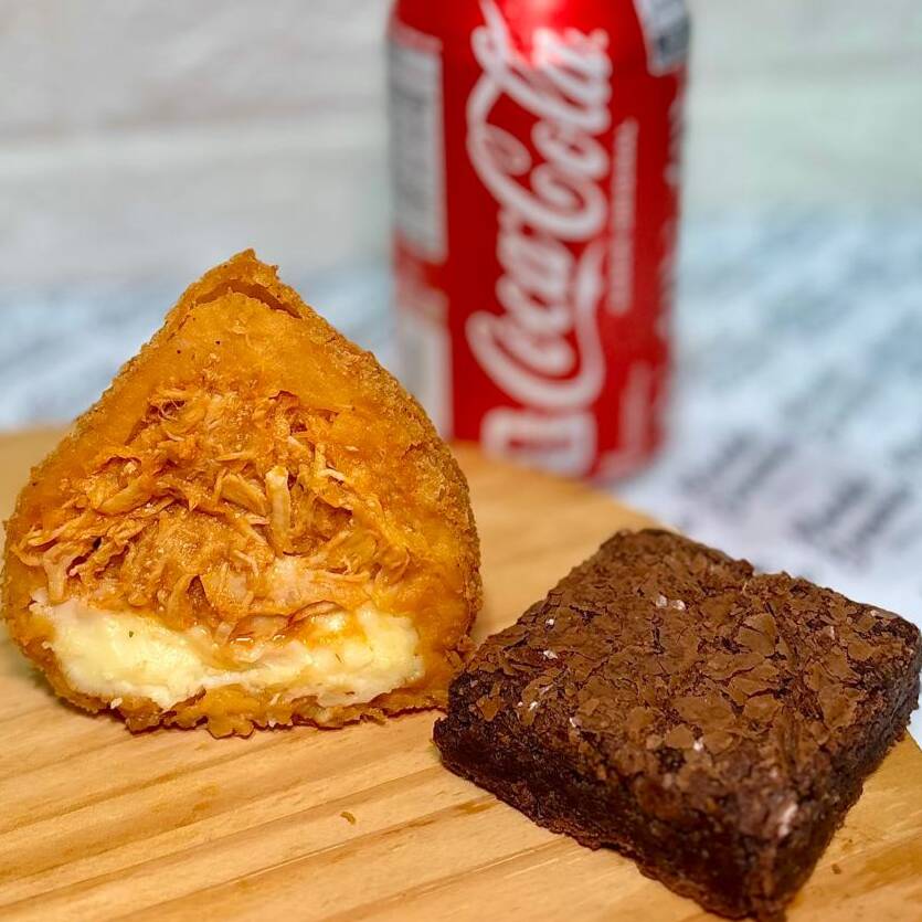 Coca-cola Grátis! Coxinha crocante de frango com Catupiry super recheada, acompanhada de um brownie chocolatudo e Coca Cola geladinha. Essa oferta está uma loucura, peça agora!