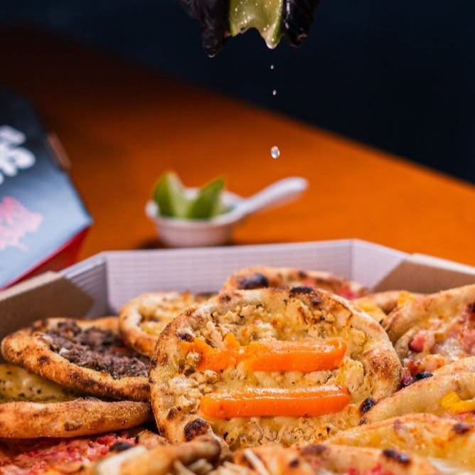 2 Carne com Queijo, 2 Frango com Catupiry , 2 Calabresa com Catupiry, 2 lombo c/ Catupiry , 2 Frango Caipira