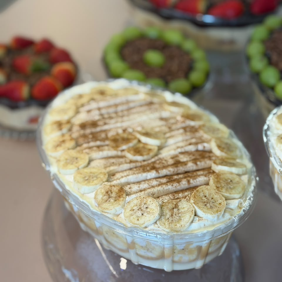 creme ninho, doce de leite, banana, chantilly e canela
serve em media ate 12 pessoas.
1.5kg