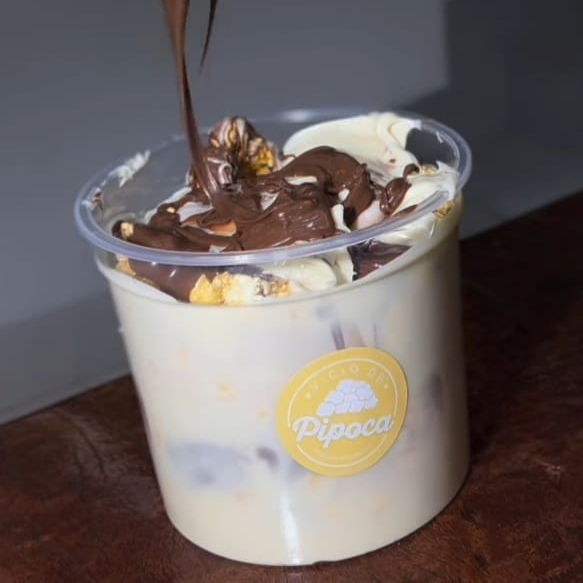Nossa queridinha! Pipoca gourmet 1 litro tamanho G, caramelizada, coberta com bastante Leite Ninho e creme de avelã. Crocante, cremosa e irresistível."