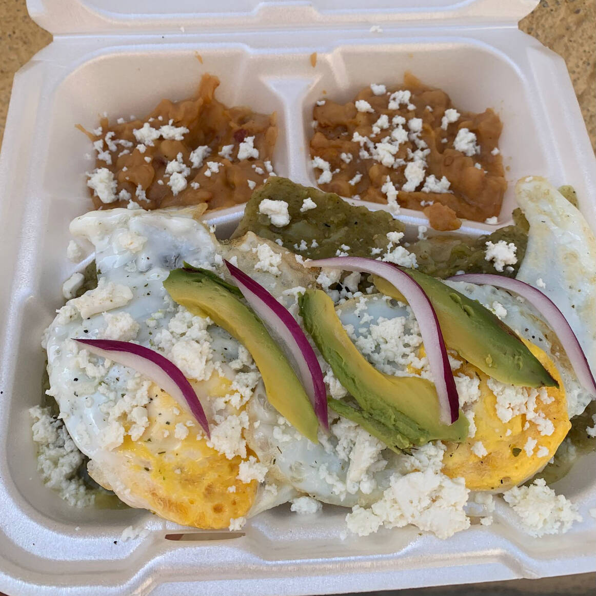 Chilaquiles con huevo (salsa a elegir)