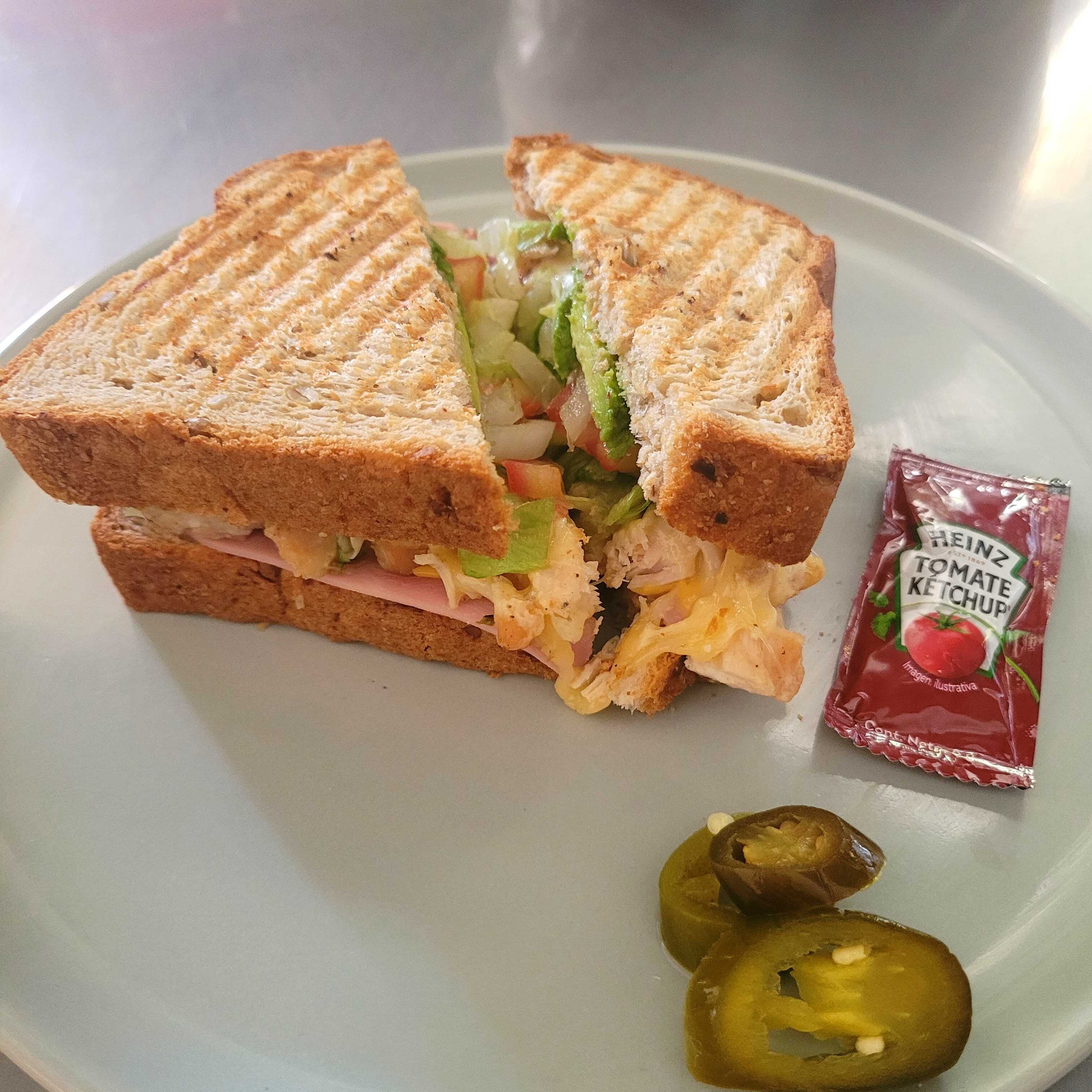 Sándwich de Pechuga de Pollo a la Plancha