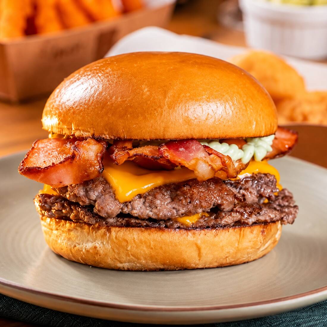 Pão brioche com 2 blends de burguer bovino(80g), cheddar derretido, bacon crocante e maionese da casa. Mais carne, mais cremosidade e muito sabor em cada mordida.