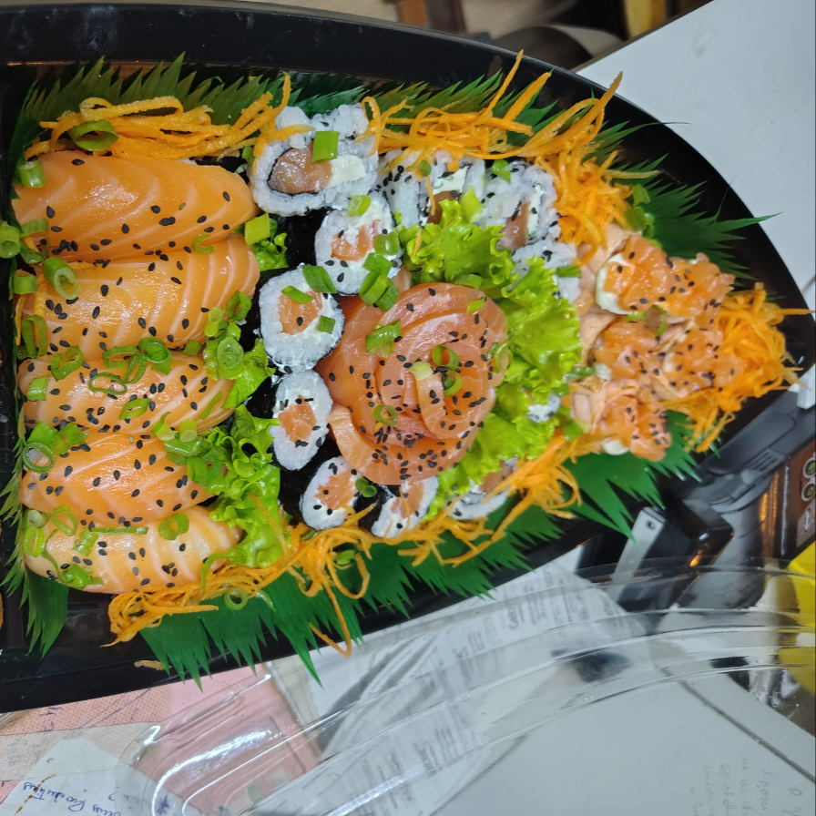 Combinado de Sushi 50 Peças 🍣✨ Uma experiência completa para os amantes da culinária japonesa! Nosso combinado de 50 peças reúne uma seleção irresistível de sushis e sashimis preparados com salmão fresco, camarão e ingredientes especiais, equilibrando sabor, textura e frescor em cada mordida.