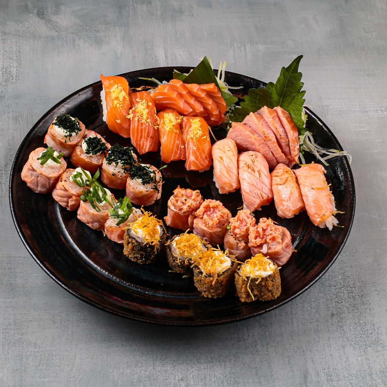 Nosso combinado especial acompanha peças selecionadas: 4 Niguiri de salmão cru 4 Niguiri de salmão massaricado 4 Joe chico cesar 4 Joe salmão 4 Joe com Doritos 4 Hot-rolls 4 Sashimi de salmão cru 4 Sashimis de salmão maçaricado