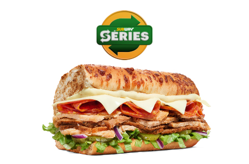 Pernil em lascas com pepperoni, queijo emmental em dobro, alface, picles, cebola roxa e molho parmesão.