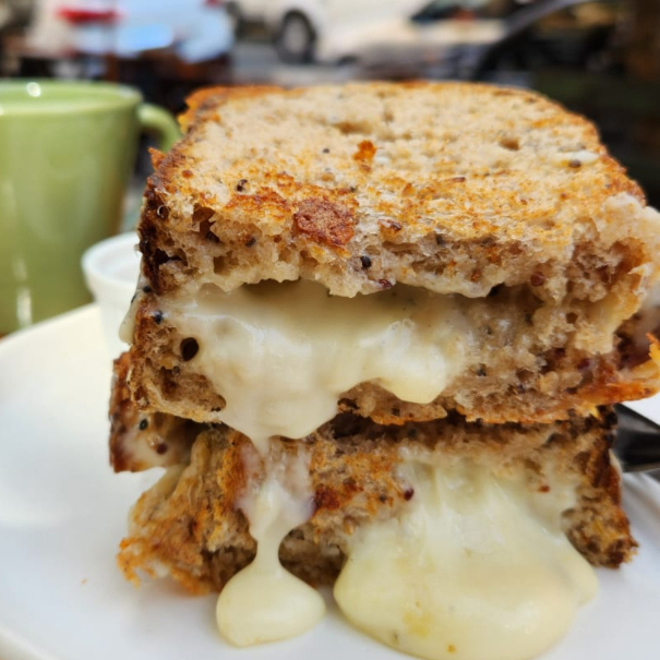 Duas fatias de pão, recheado de muito queijo meia cura e selados na chapa. Acompanha mel.