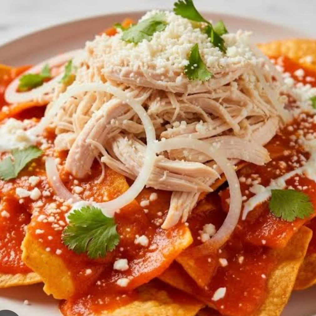 CHILAQUILES CON POLLO COMBO CON TE HELADO