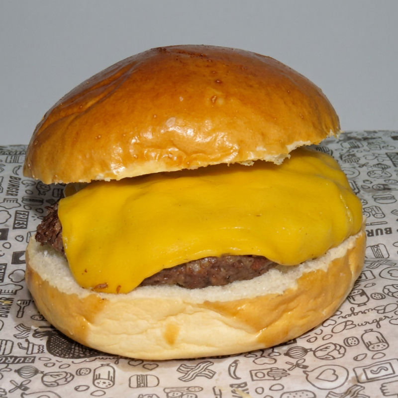 Pão amanteigado, carne de 140g, queijo cheddar ou mussarela.