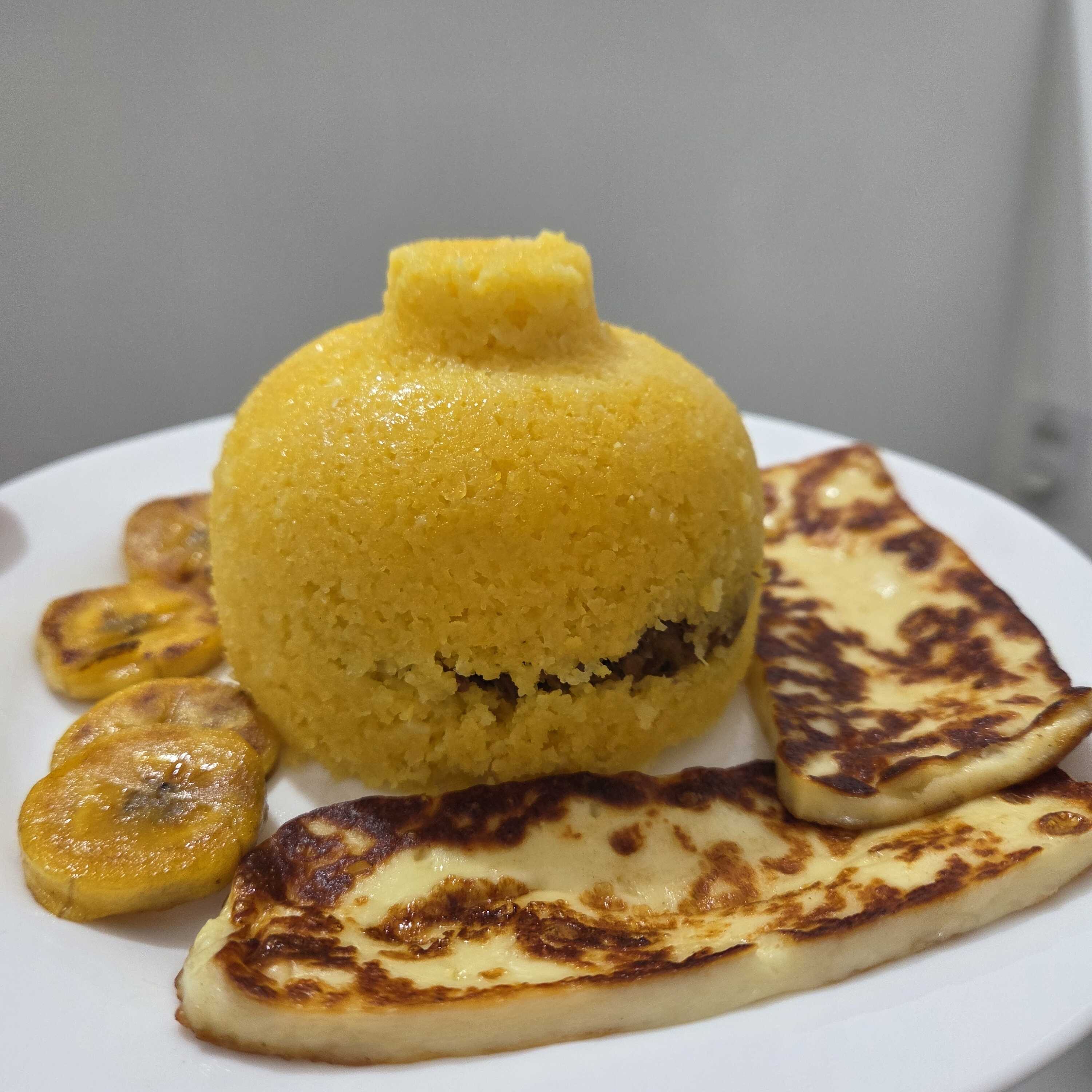 Carne desfiada da casa, banana da terra e queijo coalho