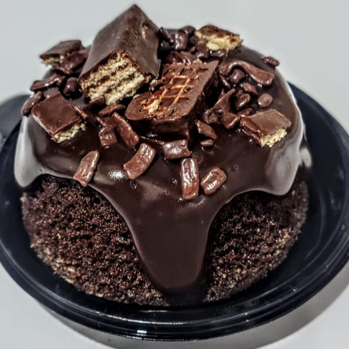 Bolo mini vulcão 10cm. Bolo mini vulcão de chocolate com recheio de chocolate com pedaços de biscoito.