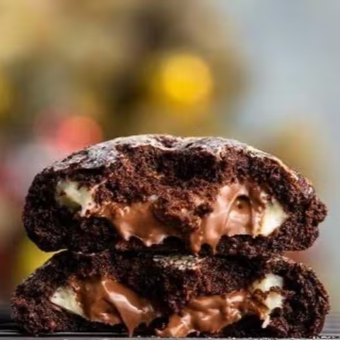 Uni nosso delicioso brigadeiro de leite Ninho com o creme de avelã mais famoso do mundo! Nossa massa de baunilha da casa, com pedaços de chocolate branco, cacau 100% e uma fina camada de leite em pó Ninho, 120g de uma experiência única e inconfundível.