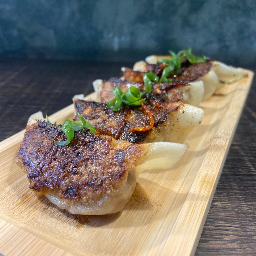 Massa macia recheada com tofu, talos de cogumelos, legumes frescos e amendoim tostado no molho tonkatsu. Finalizada com óleo de pimenta artesanal levemente picante e servida com nosso ponzu cítrico de laranja.