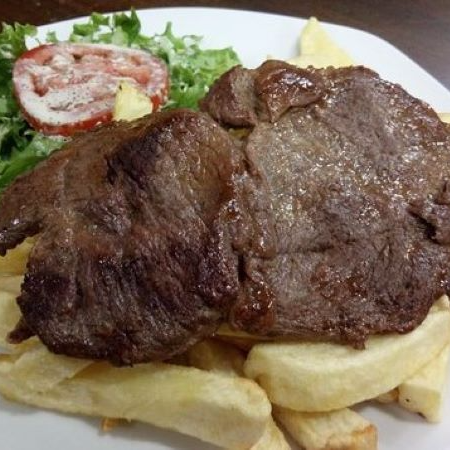 Bistec a la Parrilla con Papas, Ensalada y Arroz