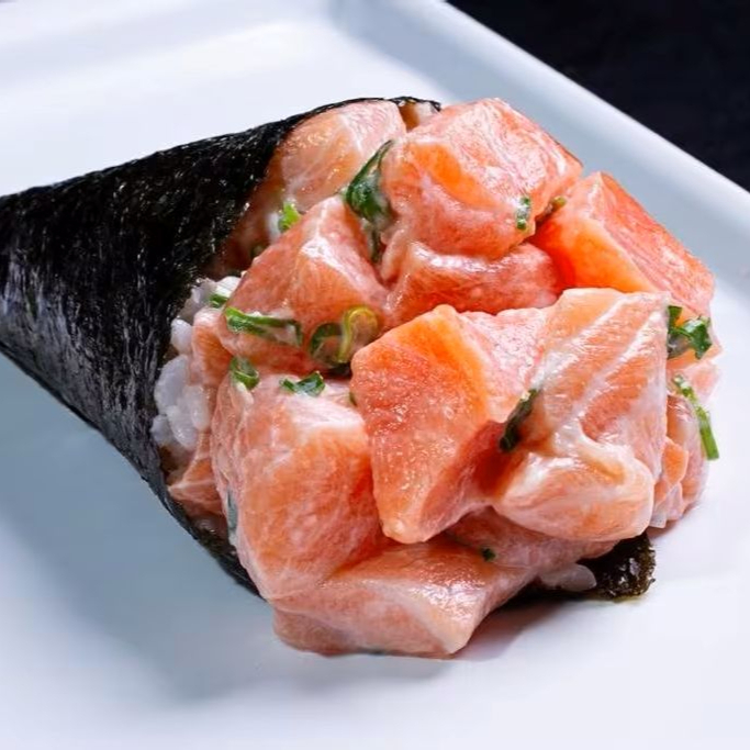 O Temaki Filadélfia Sem Arroz É Uma Delícia Envolta Em Alga Crocante, Recheada Com Salmão Fresco, Cream Cheese Cremoso E Aguacate. Leve E Irresistível, Ele Combina Sabores Delicados E Uma Textura Surpreendente Em Cada Mordida