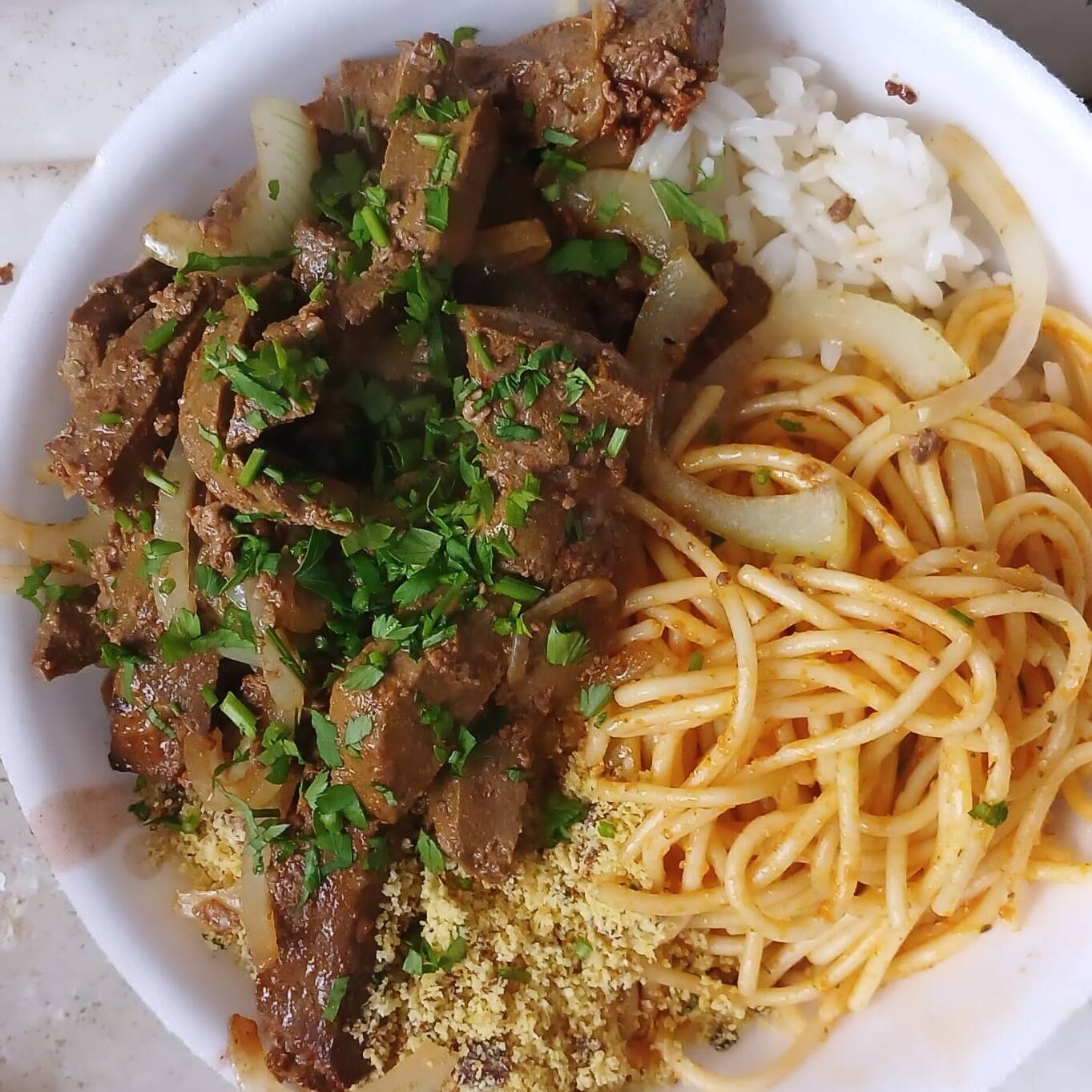 Iscas de fígado bovino aceboladas, preparadas na hora.
Acompanha: arroz branco, feijão, macarrão, farofa e batata frita ou salada verde (à escolha do cliente).
Observação: Caso prefira salada verde no lugar da batata frita, informe nas observações do pedido.