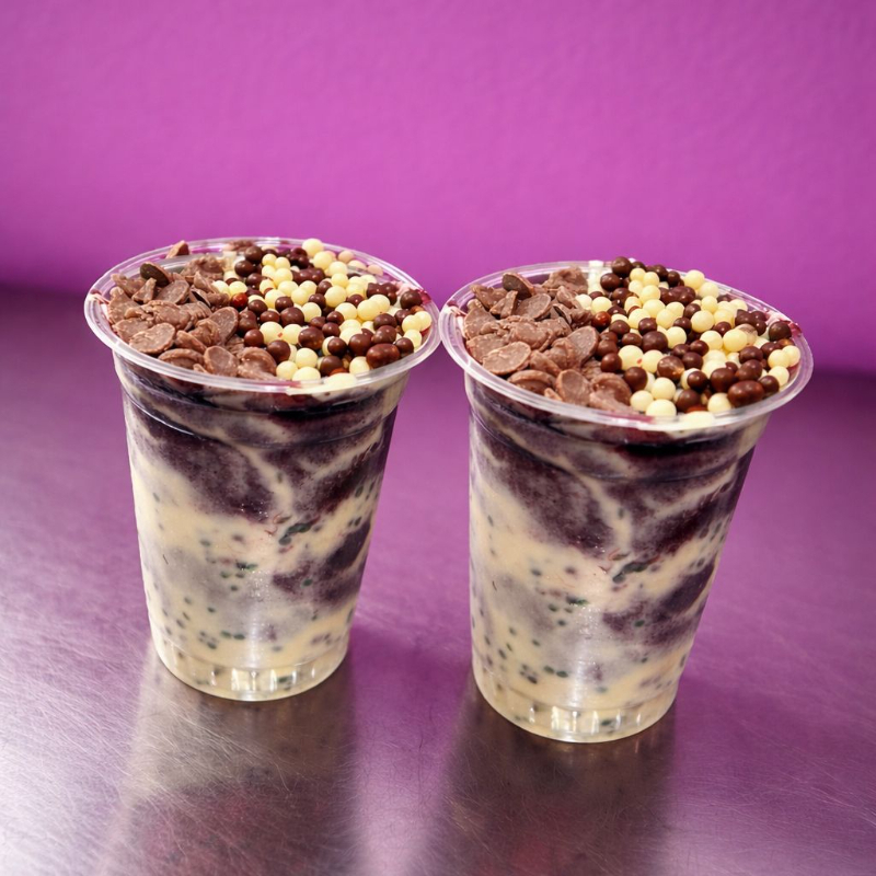 Açai, choco ball, gotas de chocolate , creme de cookies e calda de chocolate