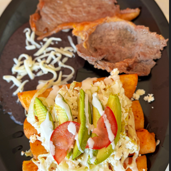 Enchiladas Acompañadas de Bistec