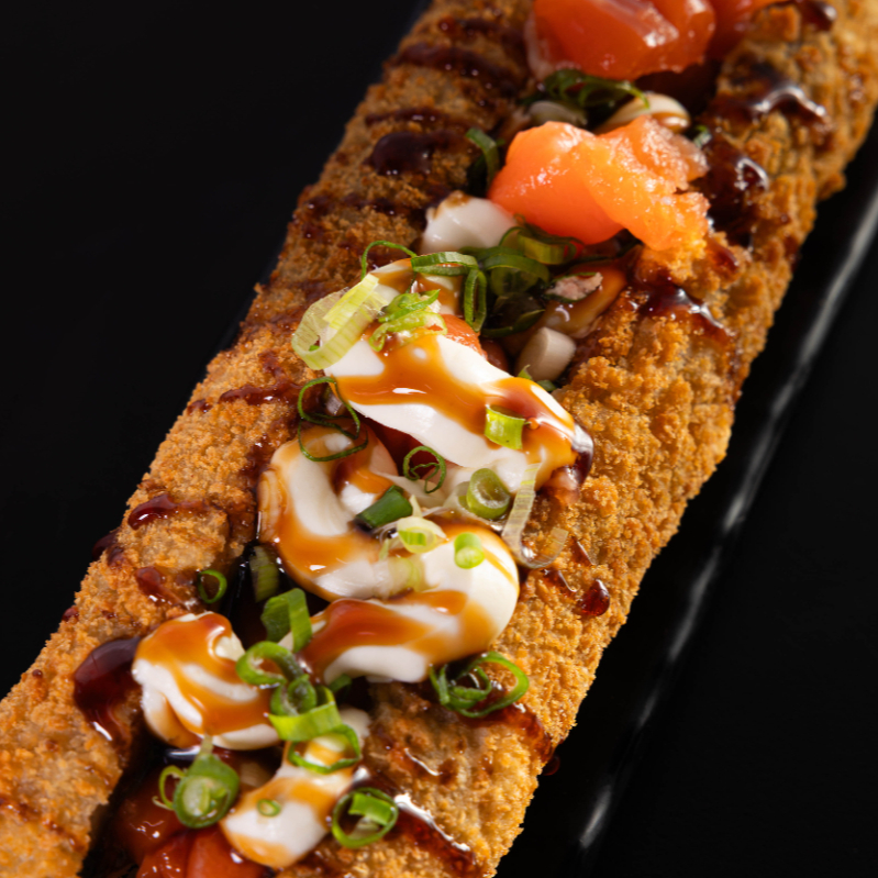 🍣 Sushi Dog Uma novidade deliciosa que une o sabor do sushi com a praticidade de um lanche! Preparado com arroz japonês, alga nori e recheios frescos, empanado e frito até ficar crocante. Finalizado com cream cheese e molho especial, o Sushi Dog é perfeito para quem busca uma experiência diferente e cheia de sabor. Crocrante por fora, macio por dentro – um sushi em formato de hot dog que vai conquistar você!