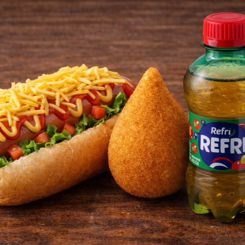 Acompanha um delicioso hot dog no pão de 15 cm, preparado com salsicha suculenta, molho especial e ingredientes selecionados, escolhidos conforme o seu gosto. Um lanche caprichado, saboroso e na medida certa para matar a fome. O combo inclui ainda 1 coxinha de frango (60g), crocante por fora e macia por dentro, além de 1 refrigerante 250ml para completar.