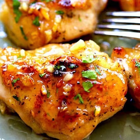 Acompanha : Arroz , feijão, farofinha e saladinha de maionese