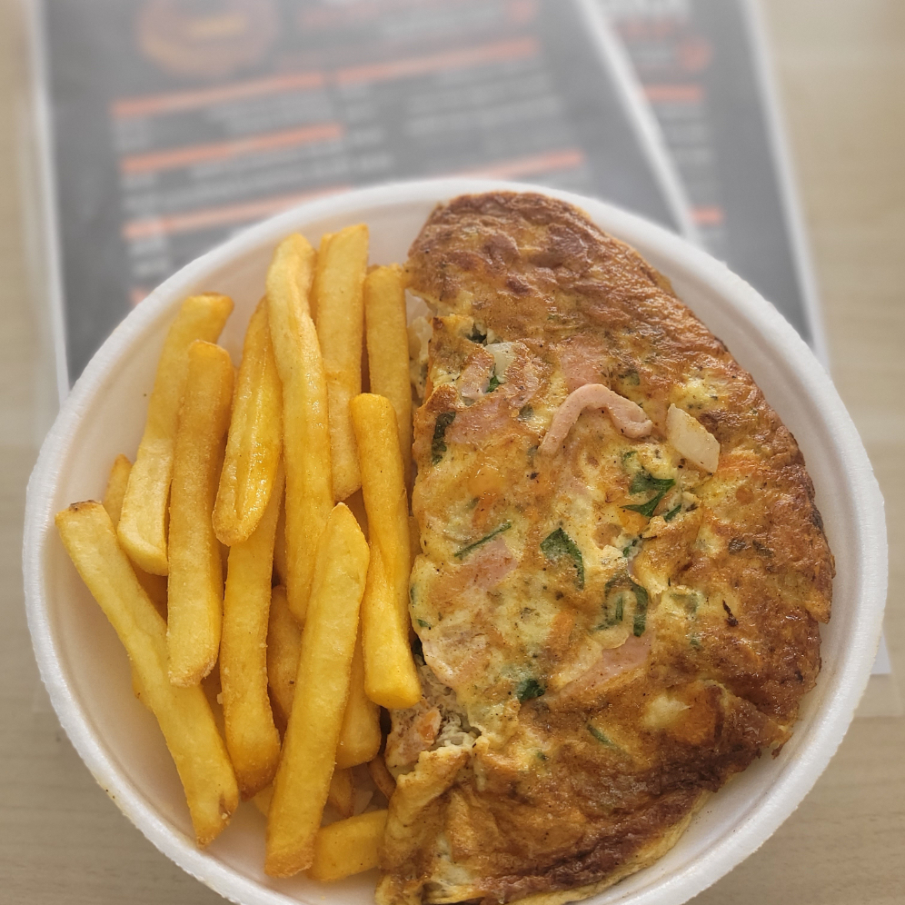 omelete completo com frios e verduras, acompanhado de arroz, feijão, fritas e saladas