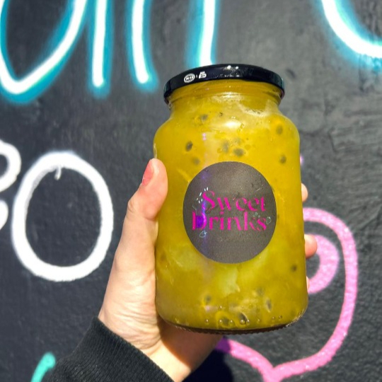 Caipirinha de maracujá com uva com cachaça, copo de vidro de 600ml.