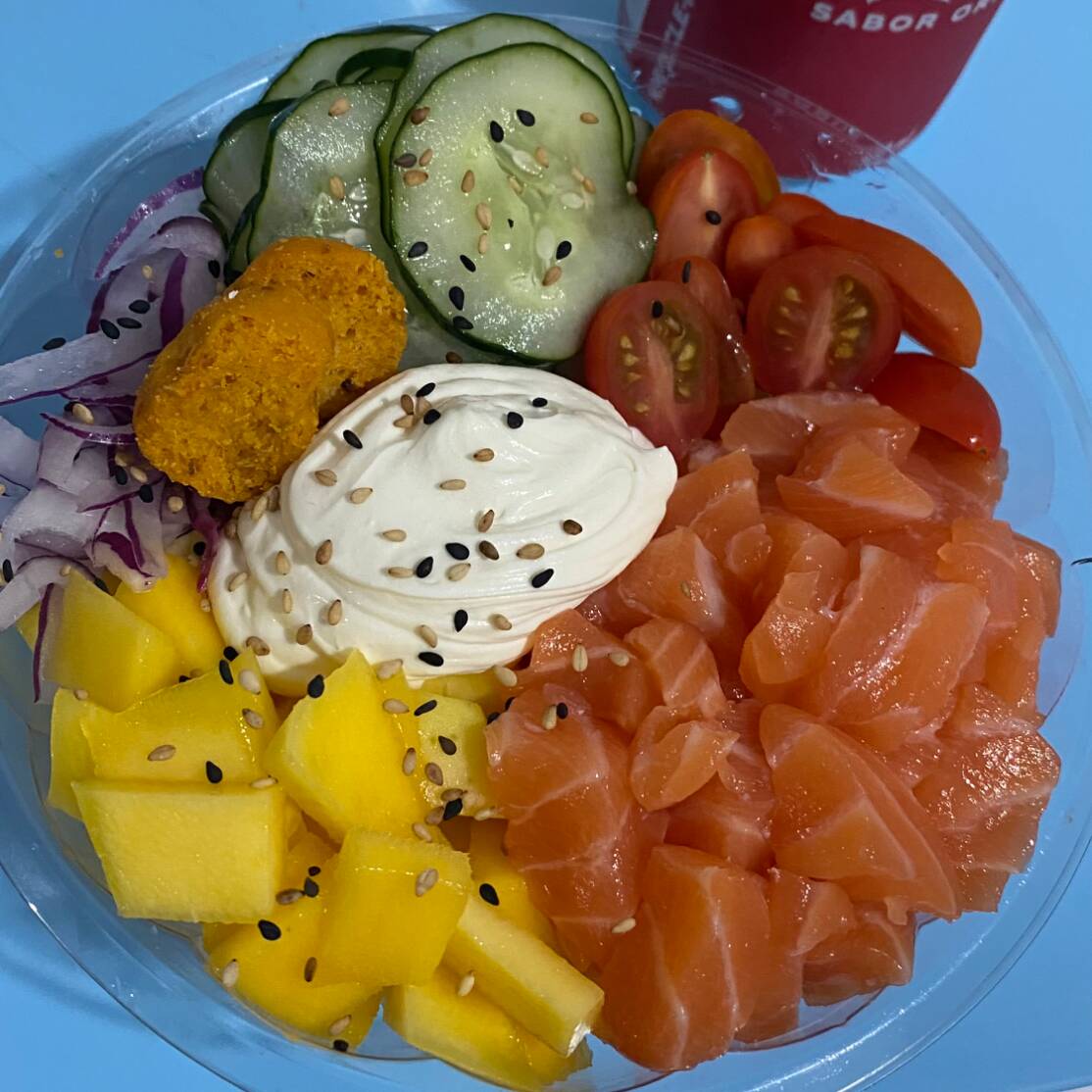 Poke de Salmão
Uma combinação leve, fresca e cheia de sabor! Cubos de salmão selecionado acompanhados de cenoura ralada, sunomono, cebola roxa, tomate-cereja, manga, gergelim e cream cheese, criando o equilíbrio perfeito entre o doce, o cítrico e a cremosidade. Uma opção irresistível para quem busca qualidade e muito sabor em cada garfada.