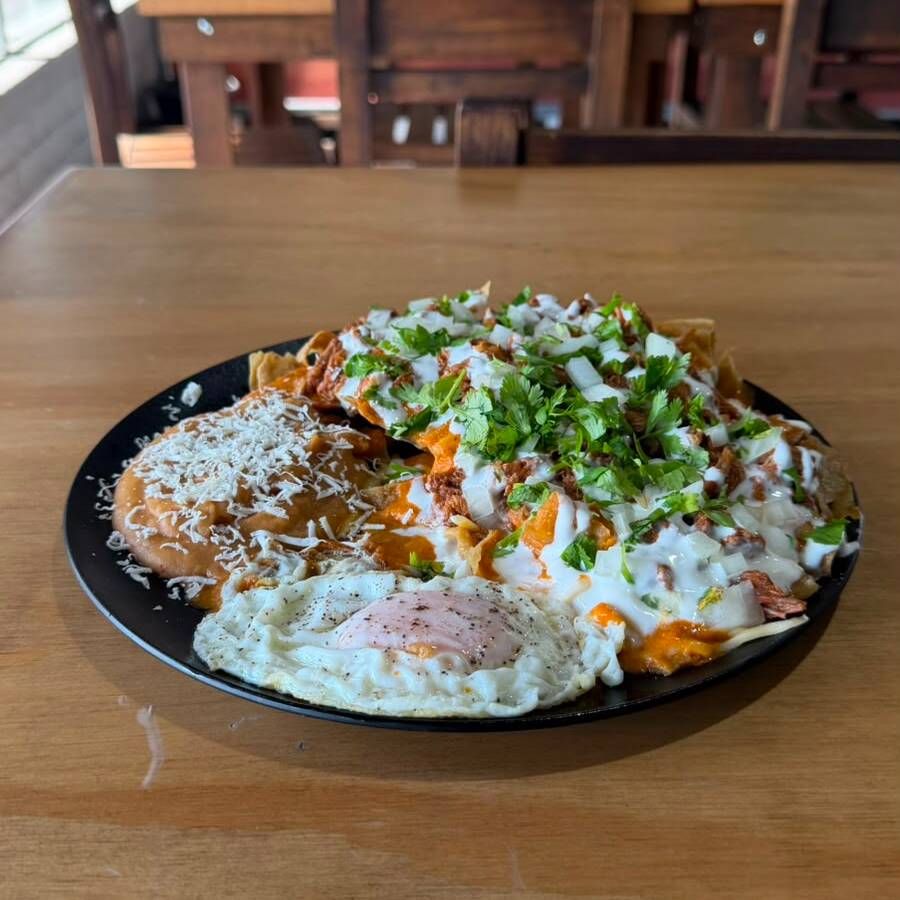 CHILAQUILES CON BIRRIA