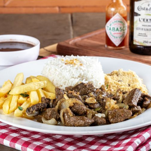 Iscas de alcatra acebolada com fritas arroz , feijão e farofa