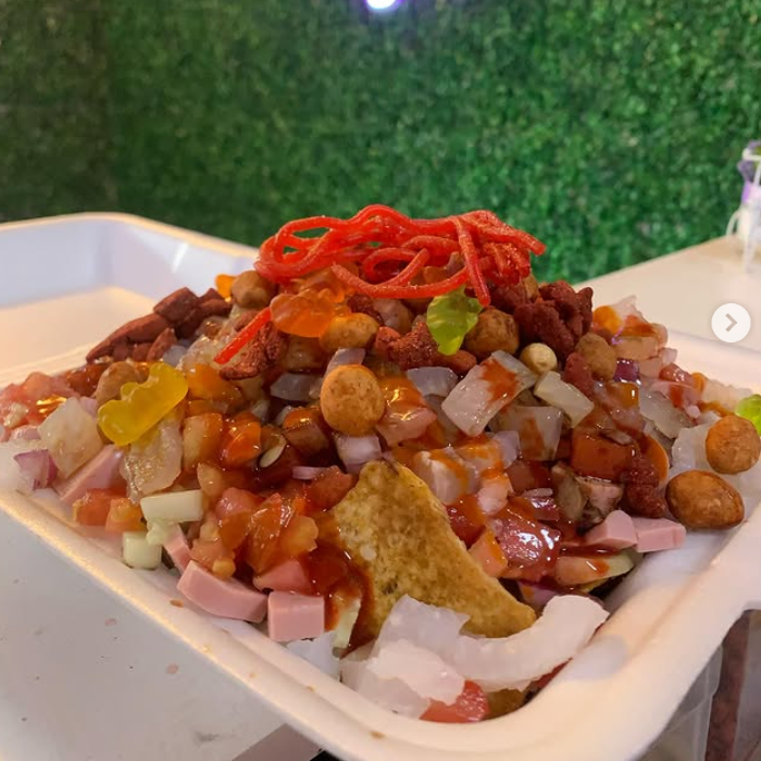 CHAROLA DE TOSTITOS CON CEVICHE DE SALCHICHA