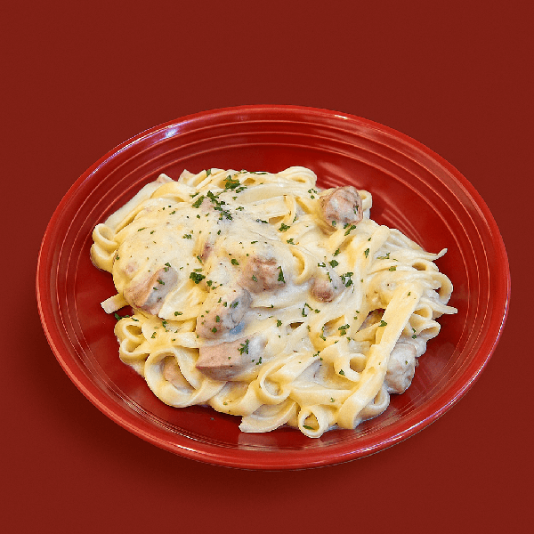 Fettuccine no molho branco, acompanhado de cubos de filé mignon suíno preparados com o exclusivo tempero Abbraccio.
