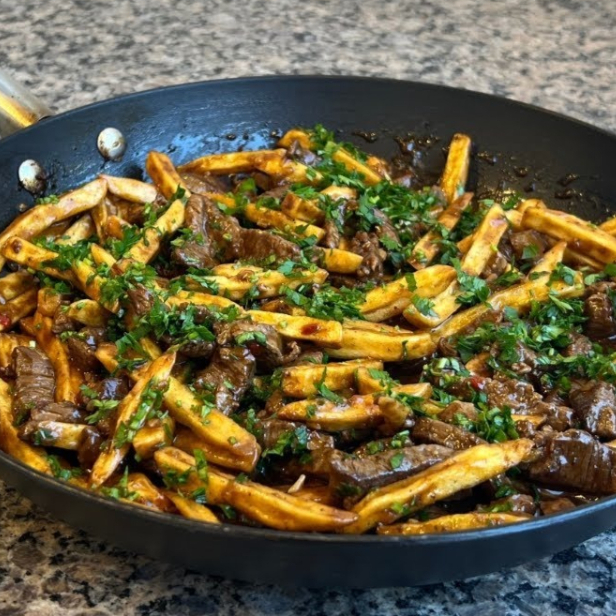 Fatias de carne, champignons, acelga, brócolis, cebola, cenoura,
pimentão verde,repolho e nosso molho exclusivo a base de shoyu.
acompanha gohan.