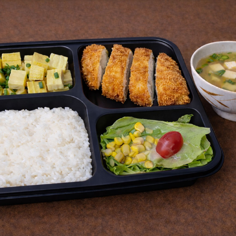 Teishoku é um prato muito popular no japão. É composto de arroz japonês (shiro gohan), misoshiro (sopa a base de missô), lombo de porco empanado. Acompanha salada (alface, tomate cereja com molho rose) e porção de tamagoyaki cubos com cebolinha