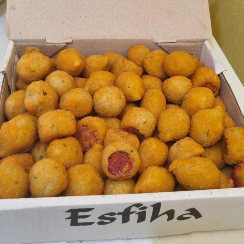 50 Mini salgados sortidos saborosos, crocante e quentinho, Coxinha, Risoles calabreza e presunto e queijo, bolinho de queijo,enroladinho de salsicha, croquete, kibe
