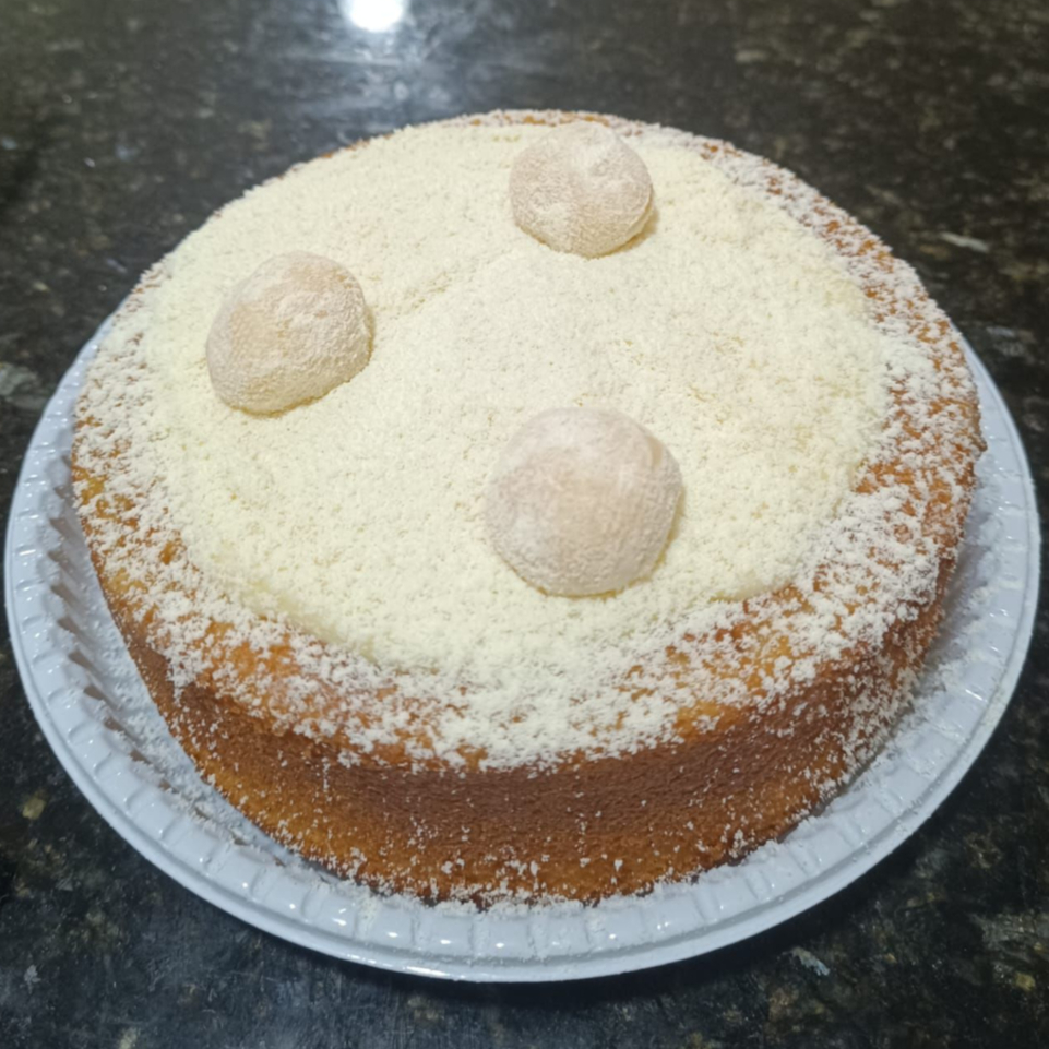 Massa branca, recheado com brigadeiro branco cremoso, finalizado com docinho de Ninho, granulado e leite Ninho.