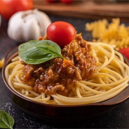 Molho de tomate clássico preparado com tomates maduros, carne moida, alho, louro, manjeriçao, cebolinha, queijo parmesão ralado, aproximadamente 500gr, atende perfeitamente uma pessoa