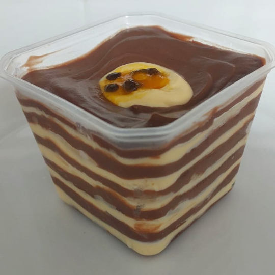 Pavê em camadas intercaladas de Biscoito e Recheio de Mousse de Maracujá e Chocolate Cremoso. ###Tags### bolo no pote bolo vulcao cenoura Ninho chocolate bombom aberto copos da felicidade morango uva coxinha de morango chocolate Ninho Oreo chocolate ao leite leite condensado coco beijinho brigadeiro gourmet tradicional moranguinho churros Nutella 2 amores meio amargo coco queimado presente na caixa promoção cupon cupom oferta desconto como taxa gratis entrega rapida Nutella brownie braunie brawni Ninho doce chocolate brigadeiro docinho donuts docino sobremesa bolo de pote copo da felicidade caseiro banoffee morango Ouro Branco galak Sonho de Valsa choquito ferreiro rocher trufa bombom uva kitkat Kit Kat Kinder bueno charge amendoim Confete Dia dos pais natal Dia das maes Dia das mães namorados promoção promocao oferta desconto barato doce sobremesa chocolate entrega rapida grátis grátis morango fresco docinho brigadeiro leite condensado coxinha e morango Pave Pavê Pave de Pote Pavê