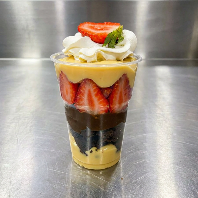 Copo choconinho morango; Brigadeiro de ninho, brigadeiro de cacau 50%, brownie, morangos frescos, chantily