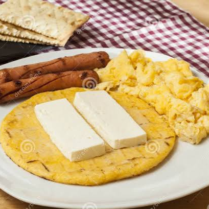 Huevos con Salchicha, Arepa y Queso