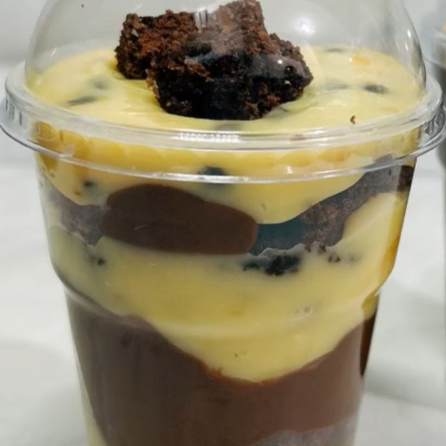 A combinação perfeita para quem não abre mão de qualidade. Montado em camadas para você sentir todos os sabores em cada colherada! O que vem no copo: * Brigadeiro cremoso de maracujá (da fruta); * Brigadeiro 50% chocolate; * Brownie em cubos; * Finalizado com mais brigadeiro de maracujá e brownie. Ideal para dividir (ou não!).