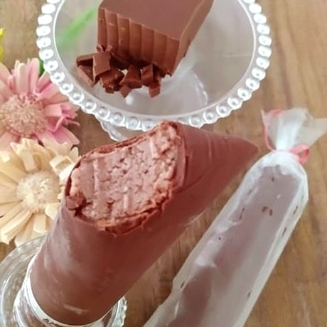 Delicioso creme condensado de chocolate alpino, com uma casquinha crocante do puro chocolate ao leite. Irresistível sabor.