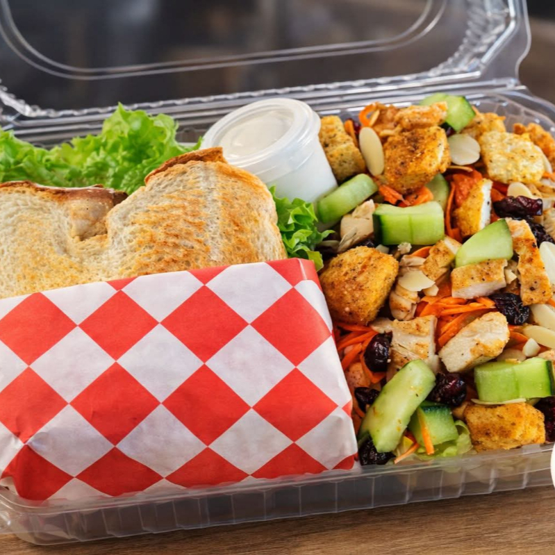 Combo Sándwich + Ensalada De Pollo Crujiente