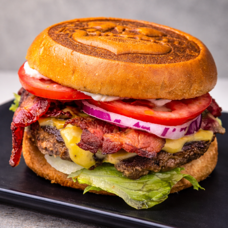 2 X 1 Pão, Burger Smash Artesanal, queijo prato fatiado, alface americana, tomate, Bacon e Maionese Especial.